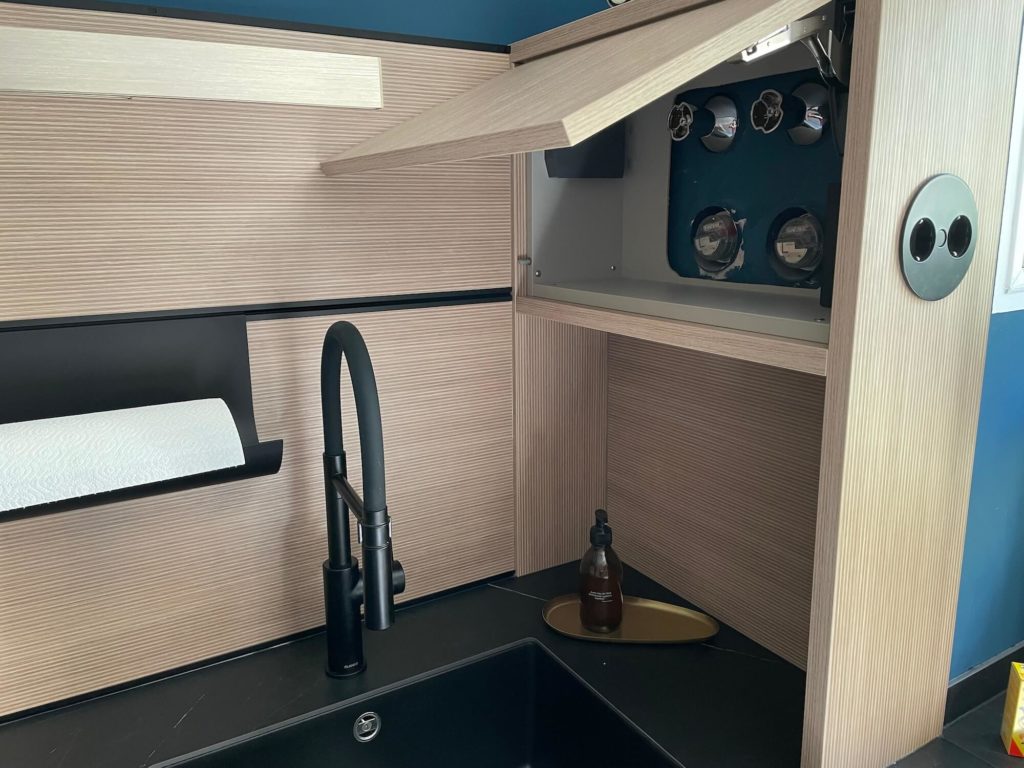 Referenzkueche von Schueller im modernen Design mit Fronten in Holzoptik