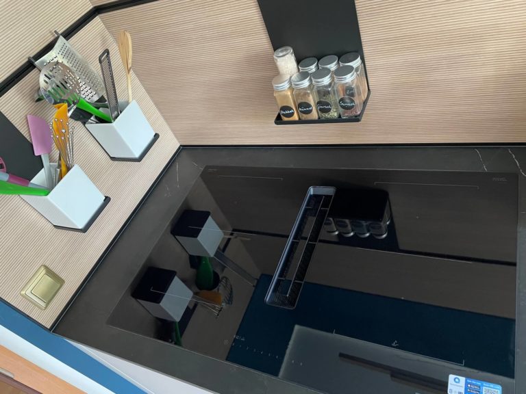 Referenzkueche von Schueller im modernen Design mit hochwertigem Kochfeld inklusive Muldenluefter