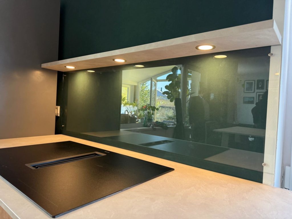 Schüller Bari U-Küche modern mit verglaster Rückwand
