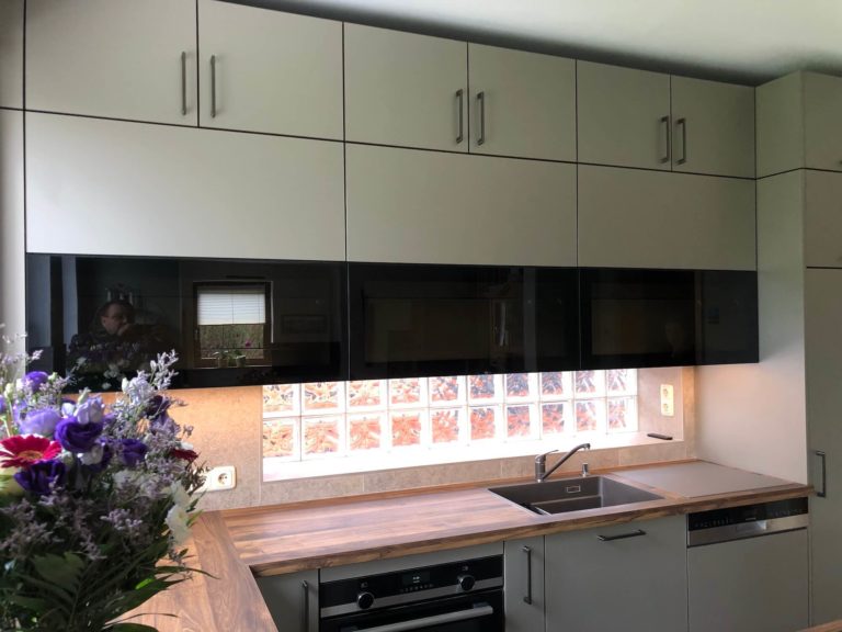 Küchenreferenz Teltow Schüller moderne Inselküche Taupe mit Bügelgriffen