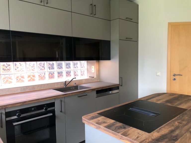 Schüller moderne Inselküche Taupe mit Kochinsel