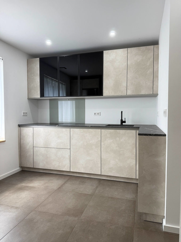 Moderne Referenzküche von Schüller Schüller moderne Küche Schiefer sand