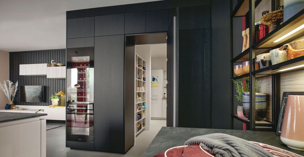 Schüller Designküche mit Halbinsel mit Durchgangstür