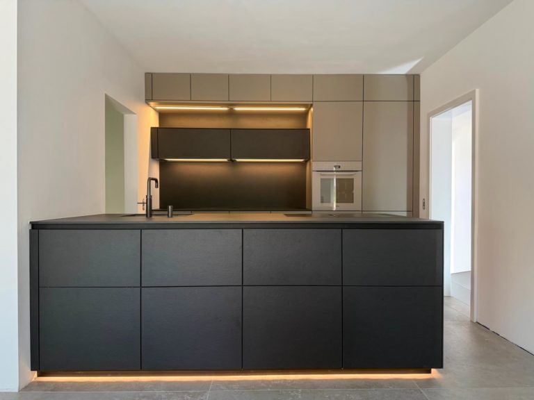 next125 Designküche Schwarz