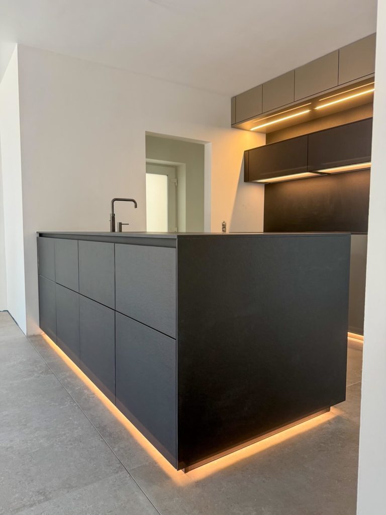 next125 Designküche Schwarz matt