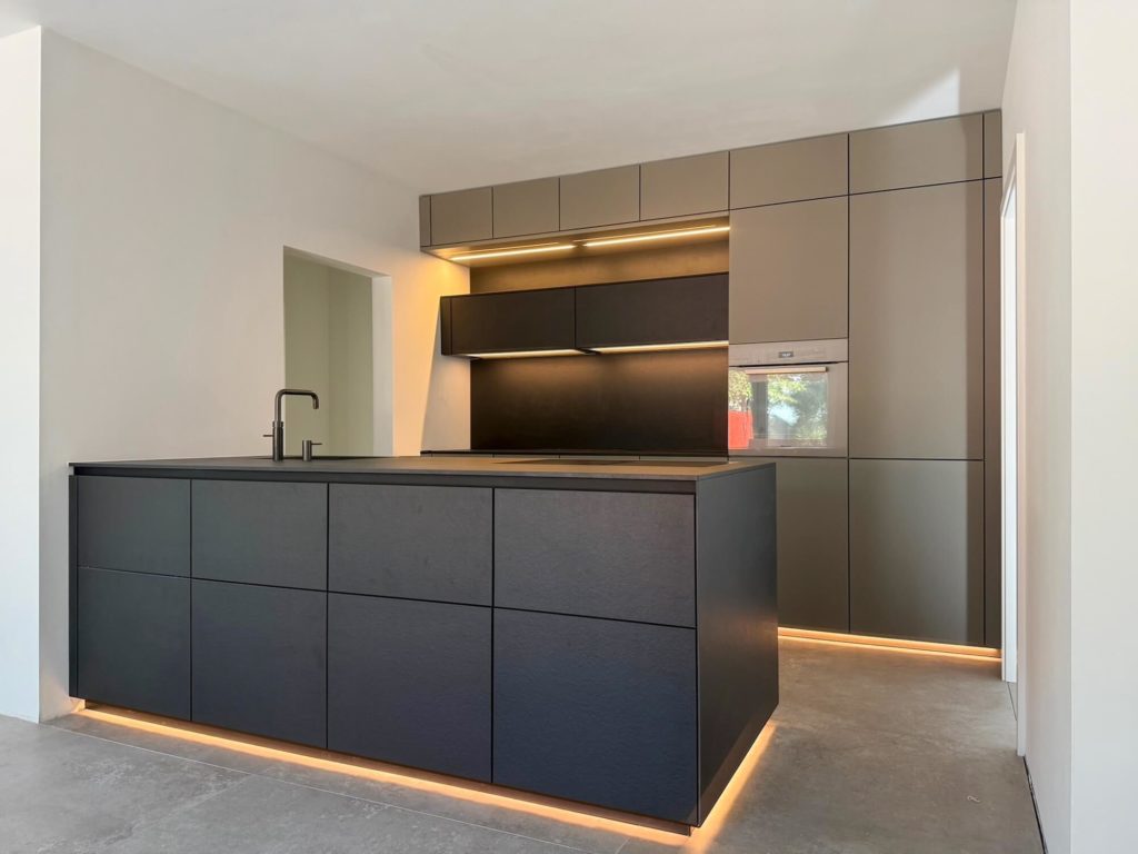 next125 Designküche Schwarz
