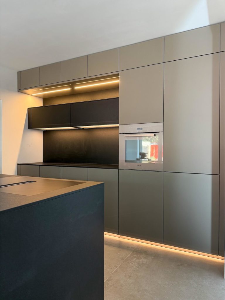 next125 Designküche Schwarz mit Miele Geräten