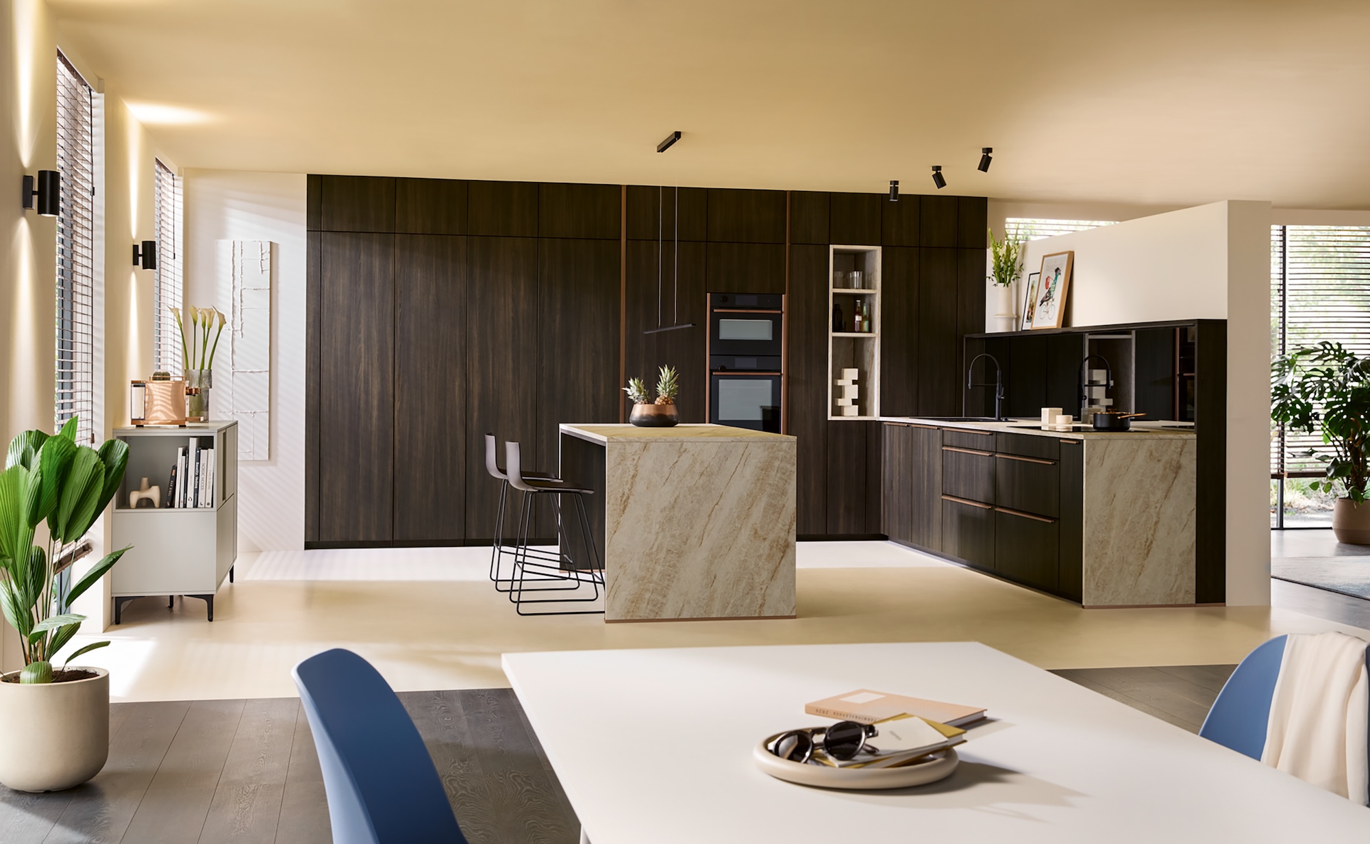 Schüller Küchen Neuheiten 2026 Schueller-Designkueche-Eiche-dunkel-Marmor