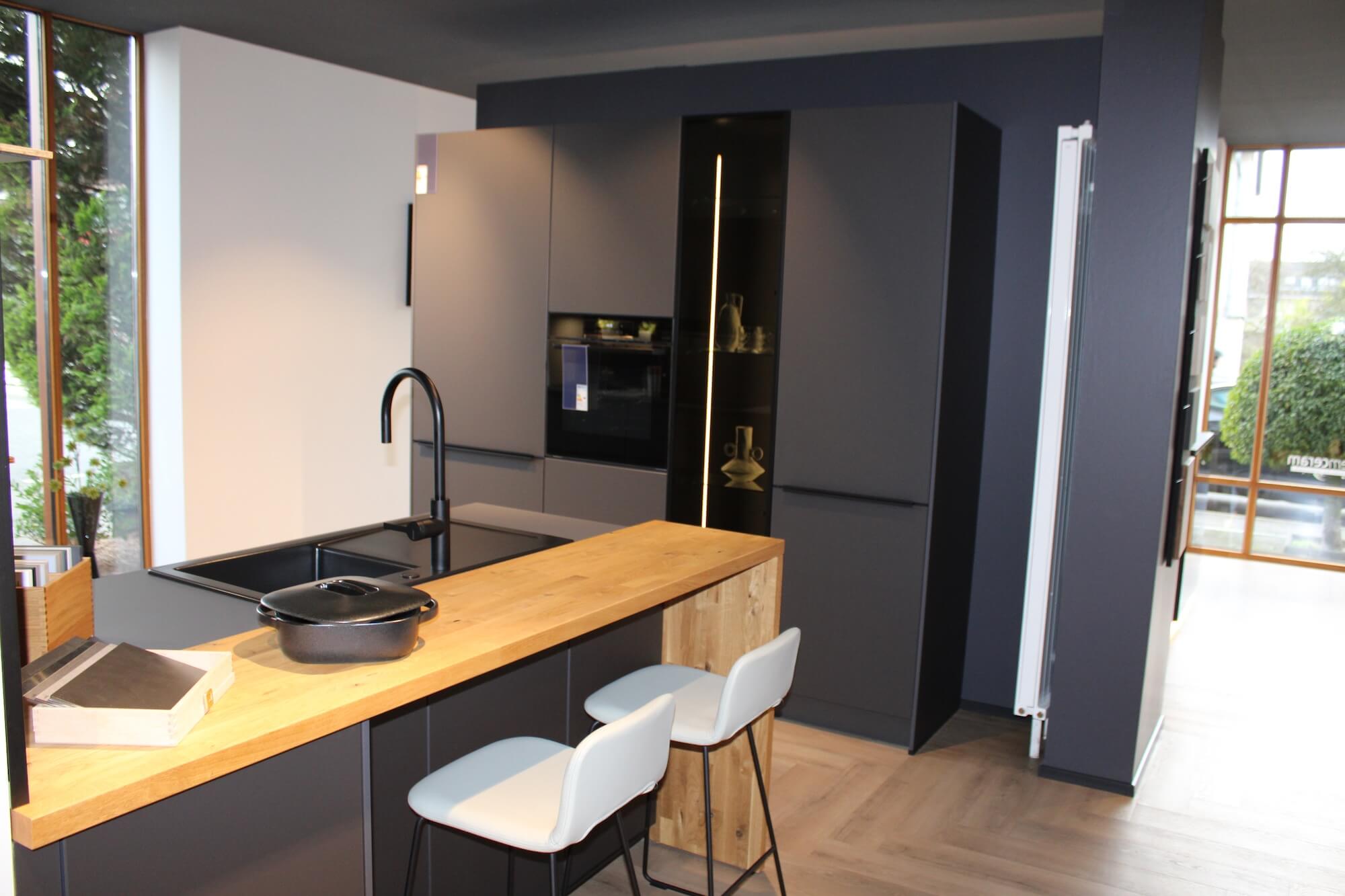 Schueller Designkueche Smartglas Schwarz mit Tresen